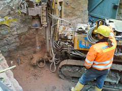Beginn der Bohrungen für die Fundamente des Stahlgerüstausbaues