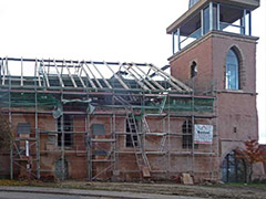 Dachbalken sind fertig angebracht