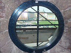 Das neue runde Fenster am Westflügel