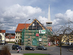 Eingesetzte Attrappe der zukünftigen Haupteingangstür