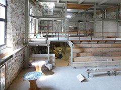  Intensive Arbeiten am Aufbau der Sitzmöglichkeiten im Bürgersaal